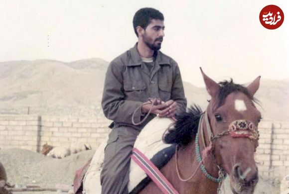 عکس| سفر به تاریخ؛ «سردار سلیمانی» در مقابل قلعه حلب سوریه؛ دهه 90