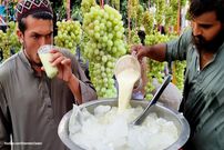 ببینید| غذای خیابانی در پاکستان؛ تهیه آبمیوه انگور در کراچی
