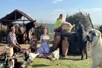 ببینید| غذای روستایی در ایران؛ پخت آبگوشت مرغ و تهیه پنیر در کوهستان