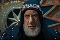 عکس| سفر به تاریخ؛ رنگ کردن ریش «عبدالله بن زبیر» در پشت‌صحنه سریال «مختارنامه»