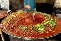 ببینید؛ غذای خیابانی در پاکستان؛ پخت یک غذای محبوب با جگر گاو، فلفل و ادویه در کراچی