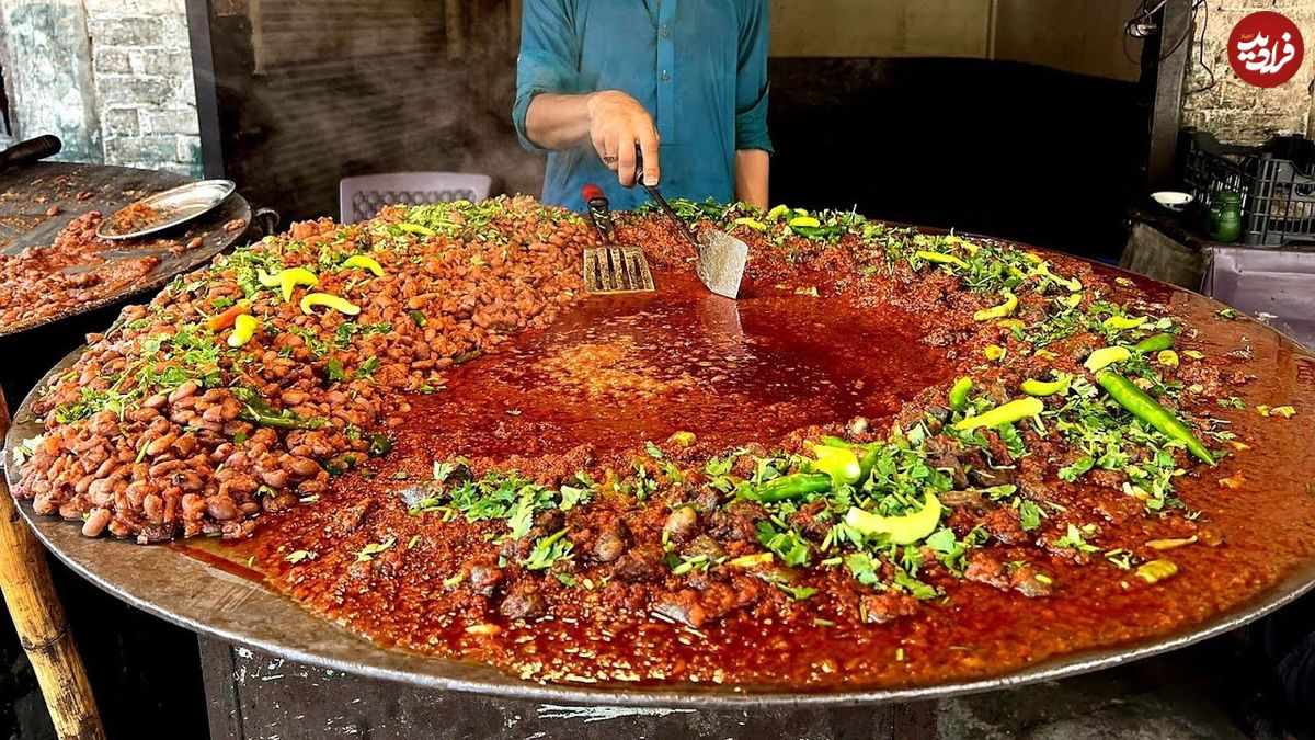 ببینید؛ غذای خیابانی در پاکستان؛ پخت یک غذای محبوب با جگر گاو، فلفل و ادویه در کراچی