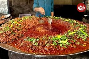 ببینید؛ غذای خیابانی در پاکستان؛ پخت یک غذای محبوب با جگر گاو، فلفل و ادویه در کراچی