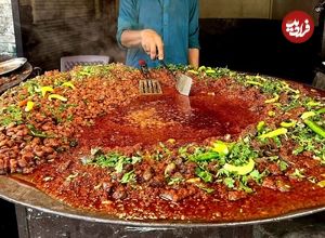 ببینید؛ غذای خیابانی در پاکستان؛ پخت یک غذای محبوب با جگر گاو، فلفل و ادویه در کراچی