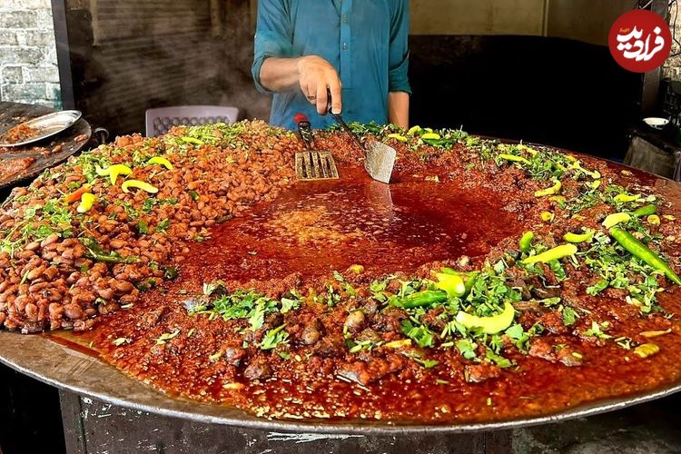 ببینید؛ غذای خیابانی در پاکستان؛ پخت یک غذای محبوب با جگر گاو، فلفل و ادویه در کراچی
