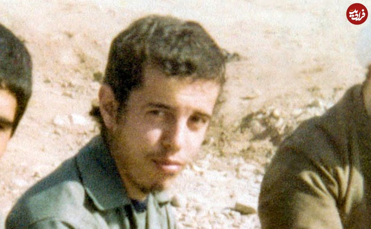 عکس؛ سفر به تاریخ؛ «شهید حسن باقری» (برادر سرلشکر باقری) قبل از انقلاب در کنار مقبرۀ «ابن سینا»