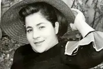 عکس| سفر در زمان؛ «آفت» خواننده قبل انقلاب در دوران جوانی و در خانه شخصی اش