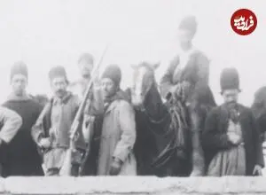 عکس| سفر زمان؛ عکس یادگاری «مردان قاجاری روی یک پل» در جادۀ قم؛ 135 سال قبل
