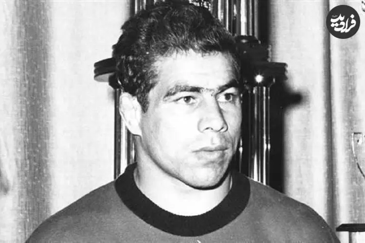 عکس| سفر زمان؛ «غلامرضا تختی» در اولین مواجهه با پسرش، بابک؛ سال 1346