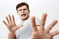 عجیب‌ترین فوبیاهای جهان؛ از ترس مرغ تا وحشت از آینه