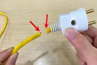 (ویدئو) 5 روش عالی و آسان برای اتصال صحیح سیم برق آسیب دیده به دو شاخه