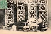 عکس| سفر زمان؛ 10 جوان در یک شیره‌کش‌خانه با سبک سنتی‌ در سنگاپور؛ سال 1320