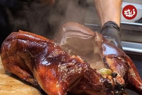ببینید؛ غذای خیابانی در هنگ کنگ؛ برش زدن ماهرانه غاز بریانی در تسیم‌شاتسویی