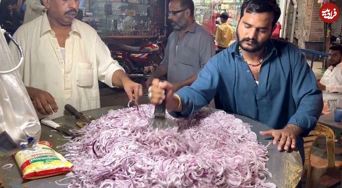 (ویدئو) غذای خیابانی مشهور در پاکستان؛ پخت املت غول پیکر 10 کیلوگرمی
