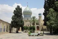 عکس| سفر به ایران قدیم؛ شیرازی‌ها در محوطۀ یک امامزاده؛ 90 سال قبل