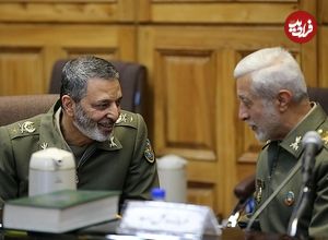 عکس؛ سفر به تاریخ؛ دست دادن «دو فرماندۀ ارتش» در یک مراسم؛ سال 1397