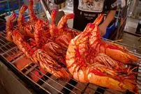 ببینید| غذای خیابانی در تایلند؛ کباب میگوی ببری و صدف با برنج سرخ شده در بانکوک