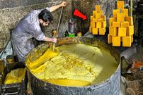 ببینید؛ فرآیند تولید صابون رختشویی در کارگاهی در پاکستان از نمای نزدیک