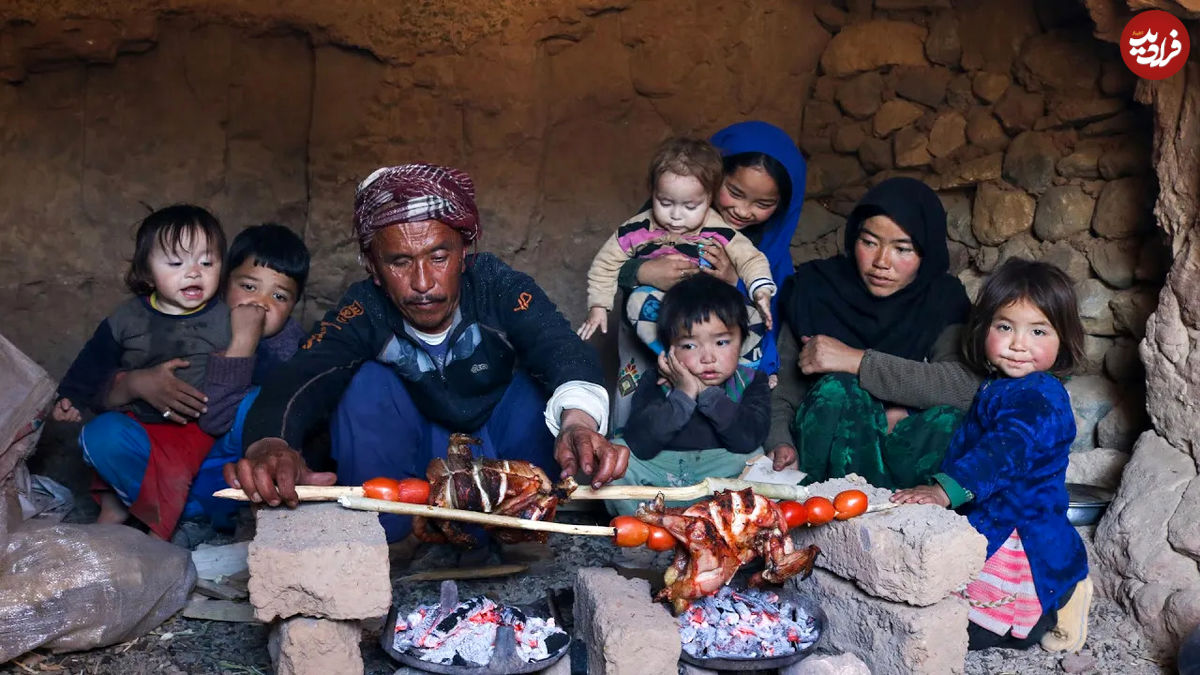 (ویدئو) فرآیند دیدنی از کباب کردن مرغ و گوجه توسط یک زوج جوان غارنشین افغانستانی
