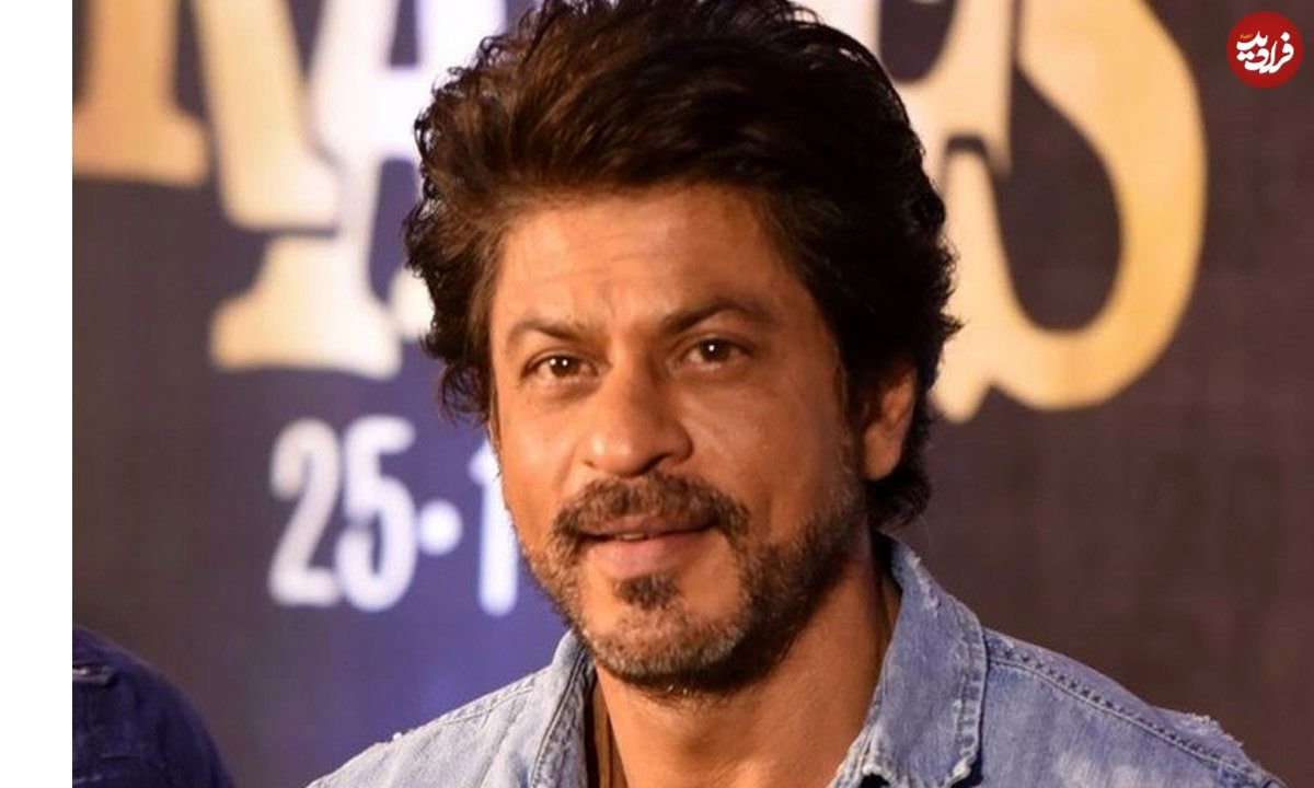 عکس| سفر در زمان؛ «شاهرخ خان» در حال سخنرانی در یک مراسم سینمایی در بمبئی؛ سال 1382