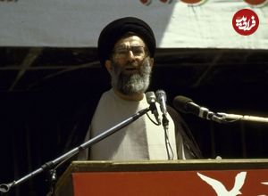 عکس؛ سفر در زمان؛ «رهبر انقلاب با لباس نظامی در حال صحبت کردن برای رزمنده ها در جبهه»؛ سال 60