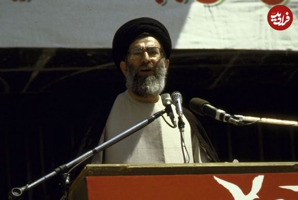 عکس؛ سفر در زمان؛ «رهبر انقلاب با لباس نظامی در حال صحبت کردن برای رزمنده ها در جبهه»؛ سال 60