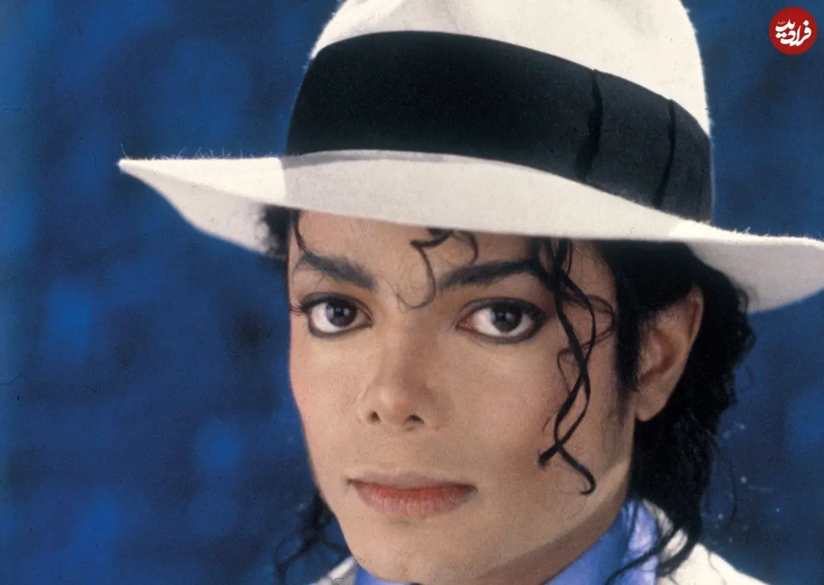 عکس| سفر در زمان؛ «مایکل جکسون» در یک کنفرانس مطبوعاتی در جریان سفر به ژاپن؛ سال 1352