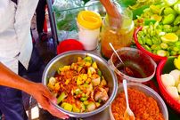 ببینید؛ غذای خیابانی در کامبوج؛ برش آناناس، انبه، گواوا و تهیه سالاد میوه ترش در پنوم پن