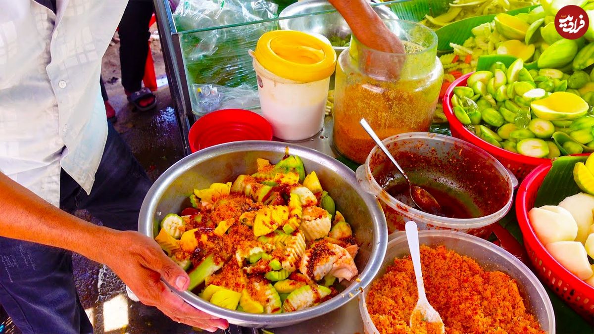 ببینید؛ غذای خیابانی در کامبوج؛ برش آناناس، انبه، گواوا و تهیه سالاد میوه ترش در پنوم پن