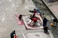 عکس| سفر به ایران قدیم؛ مردها، قالی‌ها و قاطرها در کنار رودخانه؛ 100 سال قبل