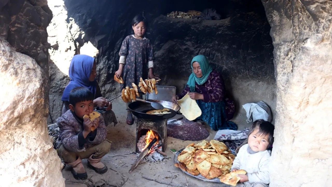 (ویدئو) زندگی یک خانواده افغانستانی در یک غار؛ پخت نان سنتی توسط مادر خانواده