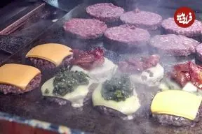 ببینید| غذای خیابانی در انگلستان؛ پخت همبرگر با پنیر سوئیسی در لندن