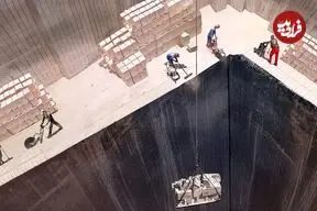 ببینید| چگونه اندونزیایی ها، سنگ‌های با ارزش را از معدن استخراج می‌کنند؟