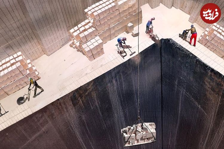 ببینید| چگونه اندونزیایی ها، سنگ‌های با ارزش را از معدن استخراج می‌کنند؟