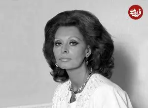 عکس| سفر در زمان؛ «سوفیا لورن» در کنار جان وین در تمرین تیراندازی در رم؛ سال 1336