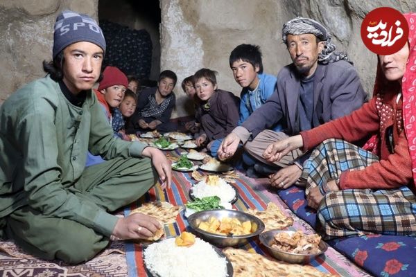 (ویدئو) نحوه پخت چلو آبگوشت مرغ به روش جالب دو بانوی غارنشین افغان