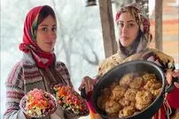 (ویدئو) زندگی روستایی در ایران؛ نحوه پخت دیدنی دلمه خوشمزه با کلم سفید در یک کلبه جنگلی