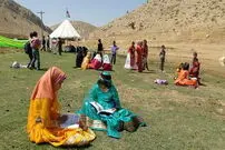 عکسی جالب از کادوی روز معلم دانش‌آموزان عشایر
