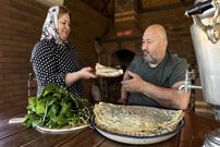 ببینید؛ غذای روستایی در داغستان؛ پخت کُتاب (Kutab) با سبزیجات بهاری