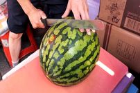 ببینید؛ مهارت تماشایی فروشنده های کره ای و تایلندی در برش هندوانه، آناناس، طالبی و پاپایا