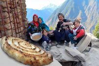 ببینید؛ غذای عشایری در افغانستان؛ پخت یک نان باستانی زیر خاکستر