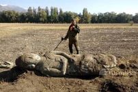 (عکس) کشف مجسمه تاریخی در مزرعه سیب‌ زمینی؛ زندگی این کشاورز زیر و رو شد!