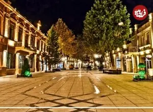عکس| سفر زمان؛ دسته‌بندی قالی‌های صادراتی در یک کاروانسرا در گنجۀ آذربایجان؛ 120 سال قبل