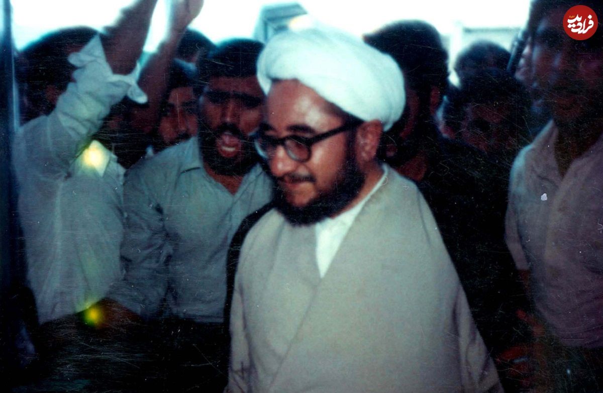 عکس؛ سفر در تاریخ؛ «محمدصادق خلخالی در حال نماز خواندن در یک مسجد در کره شمالی»؛ دهه 60