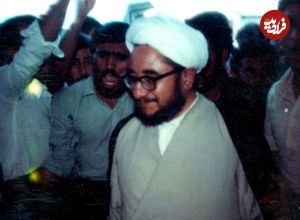 عکس؛ سفر در تاریخ؛ «محمدصادق خلخالی در حال نماز خواندن در یک مسجد در کره شمالی»؛ دهه 60