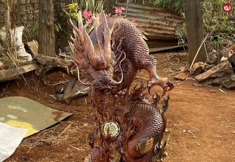 ببینید| مراحل خلق مجسمه اژدها با تنه درخت و به روش هنرمند چینی