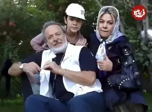 عکس| سفر در زمان؛ «هما قادری» در کنار مزار همسرش ایرج قادری؛ سال 1401