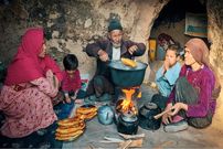 ببینید؛ غذای روستایی در افغانستان؛ پخت منتو و نان تازه در غاری دورافتاده