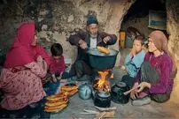 ببینید؛ غذای روستایی در افغانستان؛ پخت منتو و نان تازه در غاری دورافتاده