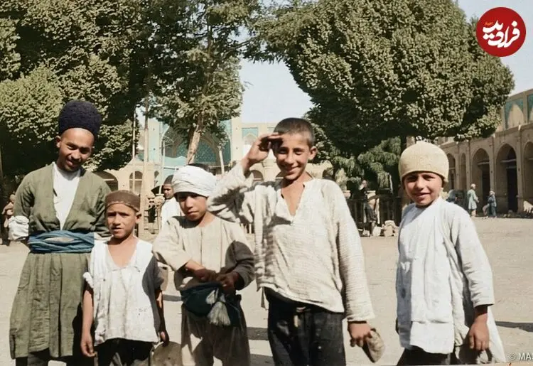 تصاویر| سفر به عصر قاجار؛ از «درویش وافورکش» تا «معلق زدن پسر رقاص»